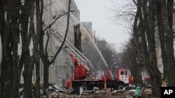 Los bomberos extinguen un edificio del Servicio de Seguridad de Ucrania (SBU) después de un ataque con cohetes en Járkiv, la segunda ciudad más grande de Ucrania, Ucrania, el 2 de marzo de 2022.