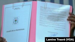 Le Lieutenant-colonel Paul-Henri Damiba signant la Charte de la Transition, Ouagadougou le 1er mars 2022 (VOA/Lamine Traoré)