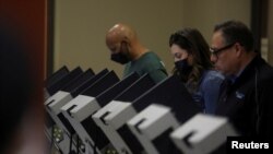 Para pemilih memberikan suara mereka di Kampus Dallas College Eastfield dalam pemilihan pendahuluan di Dallas, Texas, 1 Maret 2022. (Foto: Reuters)