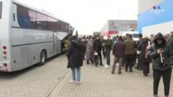 Ուկրաինացիները իջնում են ավտոբուսից Լեհաստանի և Ուկրաինայի սահմանի մոտ գտնվող Լեհաստանի Կորչովա քաղաքում: