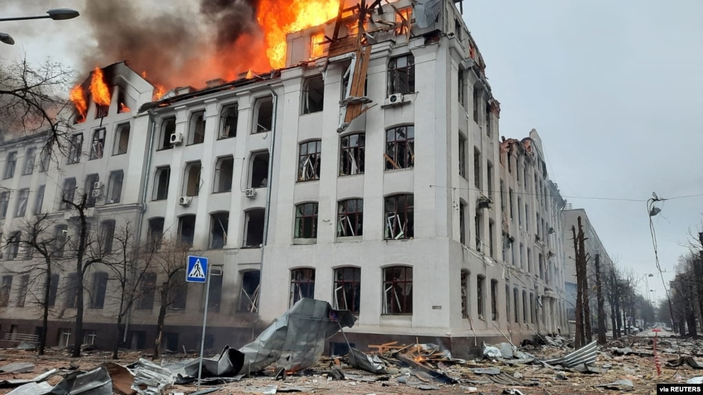 Tòa nhà khu vực gần Đại học Quốc gia sau khi bị pháo kích ở Kharkiv, Ukraine. Ảnh đăng ngày 2 tháng 3 năm 2022. Press service of the Ukrainian State Emergency Service/Handout via REUTERS.
