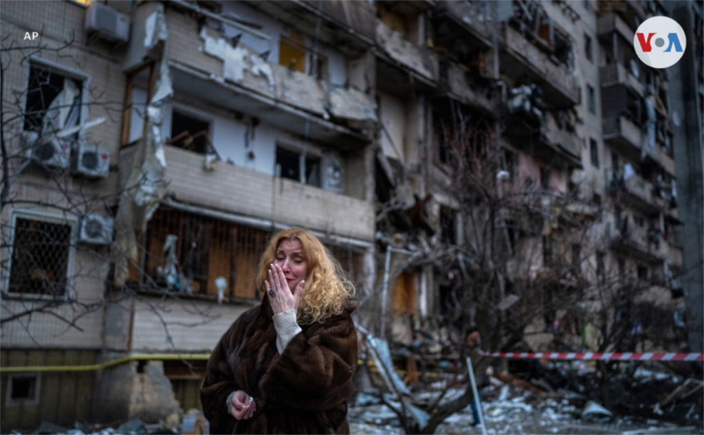 Junto a su casa, Natali Sevriukova reacciona al ataque con cohetes en el que se vio afectado un edificio en Kiev.