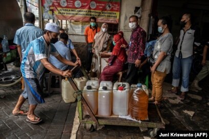 Warga antre membeli minyak goreng murah dari operasi pasar di Surabaya, Jawa Timur, 18 Februari 2022. (Foto: Juni Kriswanto/AFP)