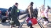 Para pengungsi Ukraina tiba di stasiun kereta Zahony, Hungaria hari Minggu (27/2). 