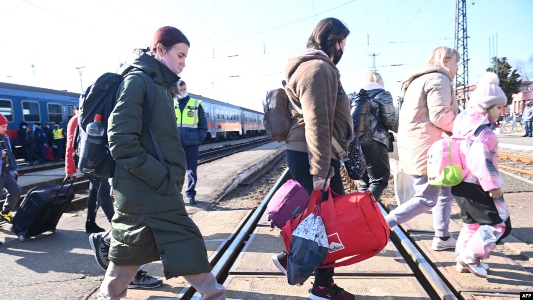 Para pengungsi Ukraina tiba di stasiun kereta Zahony, Hungaria hari Minggu (27/2). 