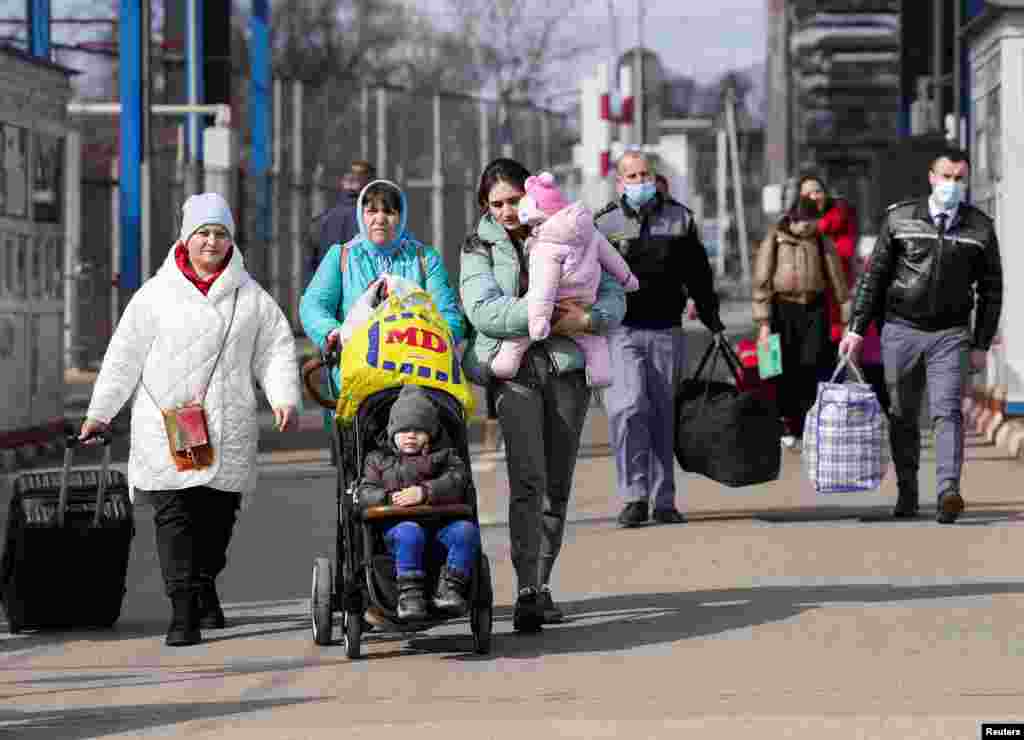 People arrive from Ukraine to Romania, after Russia launched a massive military operation against Ukraine, at Sighetu Marmatiei border crossing near Baia Mare, Romania, Feb. 27, 2022.