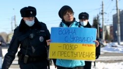 Policija privodi učesnicu protesta u ruskom gradu Omsku (Foto:AP)