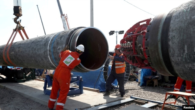 Trabajadores en el sitio de construcción del gasoducto Nord Stream 2, en Rusia. REUTERS/Anton Vaganov/Foto de archivo