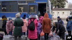 烏克蘭東部頓涅茨克地區的兒童抵達火車站等待離開（2022年2月24日）