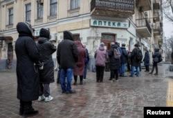 Warga antre di depan apotek di Kyiv, Ukraina pasca invasi Rusia (dok: REUTERS/Gleb Garanich)