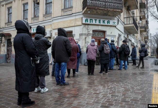Warga antre di depan apotek di Kyiv, Ukraina pasca invasi Rusia (dok: REUTERS/Gleb Garanich)