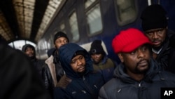 Arquivo - Residentes africanos na Ucrânia esperam na plataforma na estação de comboio de Lviv, Fev. 27, 2022, Ucrânia.