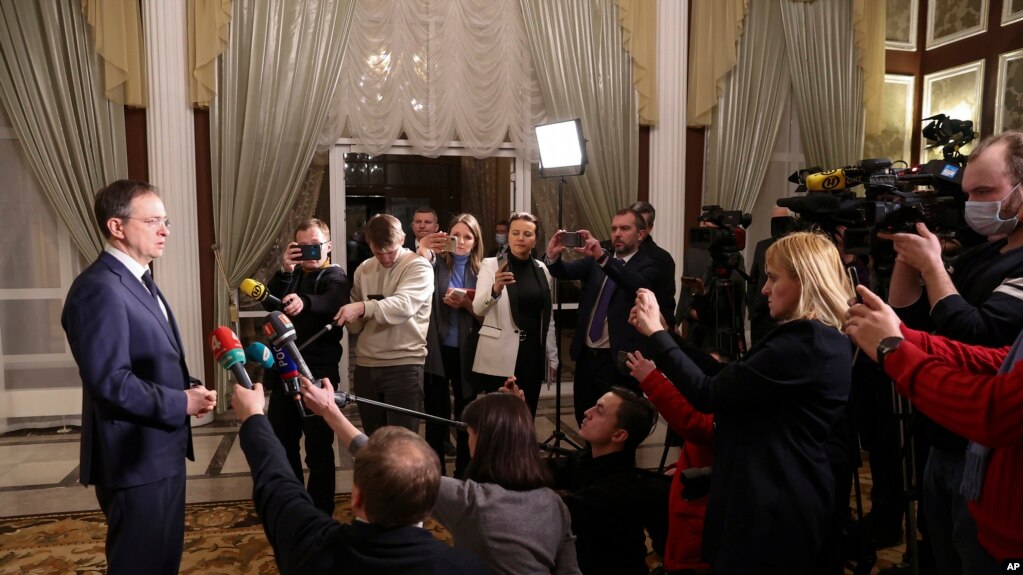 정전협상 러시아 대표단을 이끄는 블라디미르 메딘스키 대통령 보좌관이 개전 나흘 뒤인 지난 2월 28일 벨라루스에서 우크라이나 대표단과 회담 후 브리핑하고 있다. (자료사진)