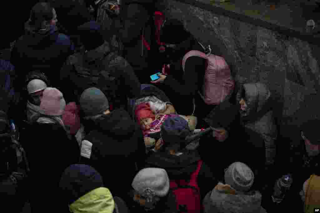 Pasajeros esperan un tren a Polonia, dentro de la estación de tren de Lviv, el domingo 27 de febrero de 2022, en Lviv, Ucrania occidental. (Foto AP/Bernat Armangue)