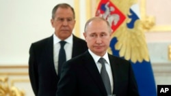 Rais wa Russia Vladimir Putin na Waziri wake wa mambo ya nje Sergey Lavrov