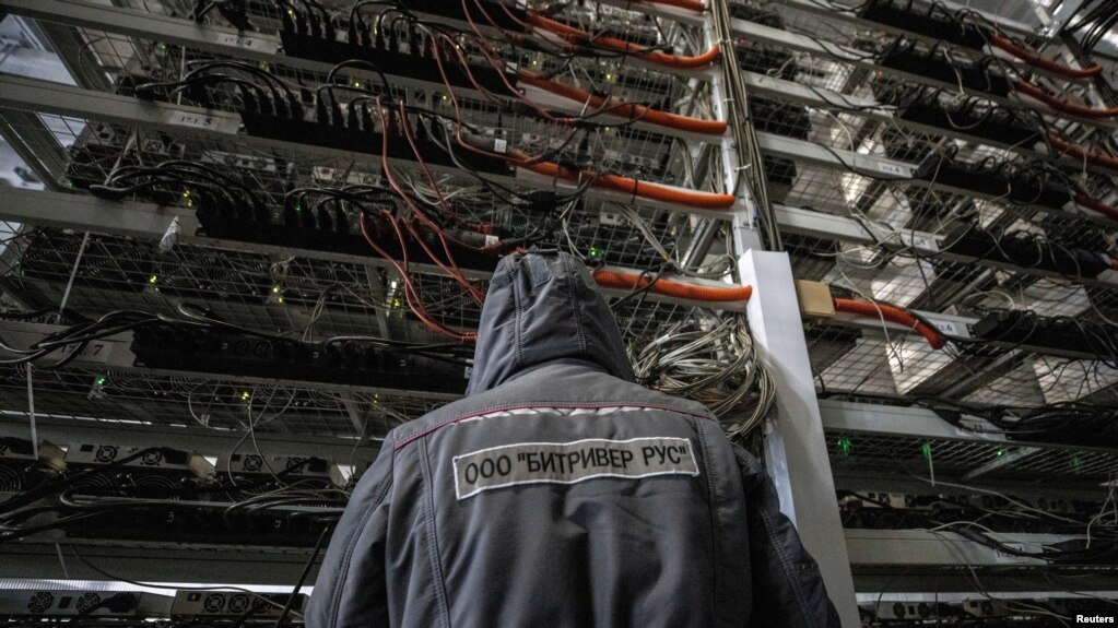 Một nhân viên làm việc tại trung tâm dữ liệu của công ty khai thác tiền ảo BitRiver ở thành phố Bratsk, vùng Irkutsk, Nga (ảnh chụp ngày 2/3/2021. 