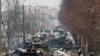Mbetje të automjeteve ushtarake ruse në qytetin Bucha, afër Kievit