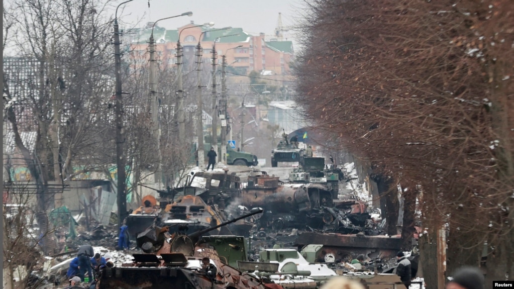 俄军入侵基辅地区布查市后，一条街道上堵满被摧毁的军车。（2022年3月1日）