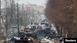 Знищена військова техніка в Бучі на північному заході від Києва 1 березня 2022 р.