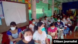မဲဆောက်မြို့၊ ဘန့်စောင်ခွဲရပ်ကွက်မှာ ကိုဗစ်ကာကွယ်ဆေးထိုးဖို့လာရောက်စောင့်ဆိုင်းနေတဲ့ မြန်မာ ရွှေ့ပြောင်းအလုပ်သမားများ။ (မတ်လ ၃၊ ၂၀၂၂။ ဓာတ်ပုံ-ဦးအောင်တင်)