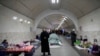 乌克兰首都基辅的民众在地铁通道内躲避炸弹攻击。（美联社2022年3月2日）