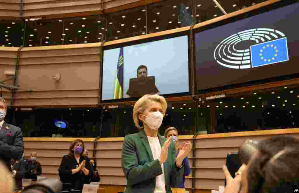 اورسولا فون در لاین، رئیس کمیسیون اروپا، پس از سخنرانی ولودیمیر زلنسکی، رئیس جمهوری اوکراین، که از طریق لینک ویدیویی در جلسه فوق العاده درباره اوکراین در پارلمان اروپا در بروکسل، بلژیک ایراد شد (۱۰ اسفند ۱۴۰۰)