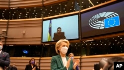 European Commission President Ursula von der Leyen applauds after an address by Ukraine's President Volodymyr Zelenskyy, via video link, during an extraordinary session on Ukraine at the European Parliament in Brussels, Belgium, March 1, 2022.