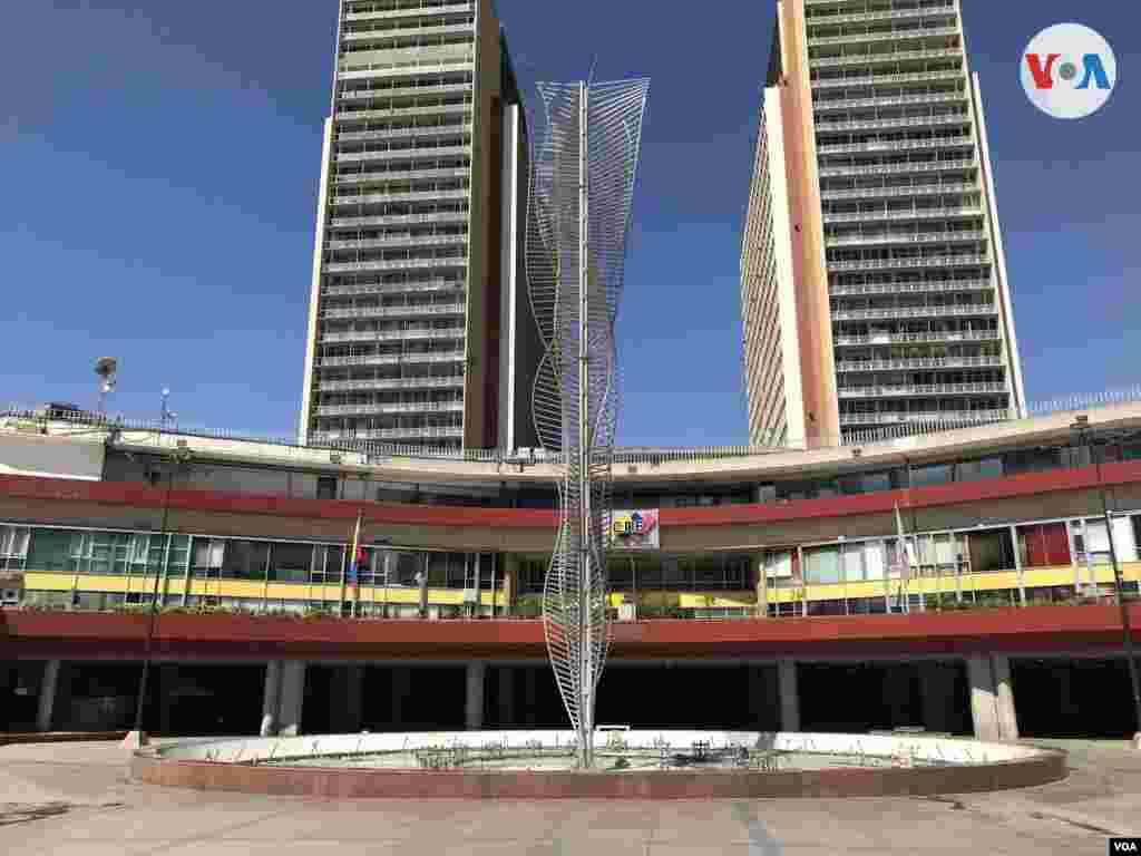 Plaza Diego Ibarra, en las inmediaciones de las torres del Centro Simón Bolívar, mejor conocidas como Torres de El Silencio, con vista del Consejo Nacional Electoral (CNE) durante un recorrido por Caracas en febrero de 2022. Foto: Carolina Alcalde - VOA.