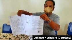 Ketua Badan Permusyawaratan Desa (BPD) Citemu, Mundu, Cirebon Lukman Nurhakim menunjukkan surat laporan Nurhayati. (Foto: Lukman Nurhakim)