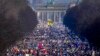 Puluhan ribu warga berjalan di boulevard &#39;Strasse des 17. Juni&#39; untuk melakukan aksi unjuk rasa menentang invasi Rusia ke Ukraina di Berlin, Jerman. (Foto: AP)