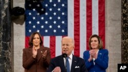 Presiden AS Joe Biden menyampaikan pidato kenegaraan pertamanya di hadapan anggota Kongres AS di Washington, 1 Maret 2022. (Foto: Pool via AP/Saul Loeb)