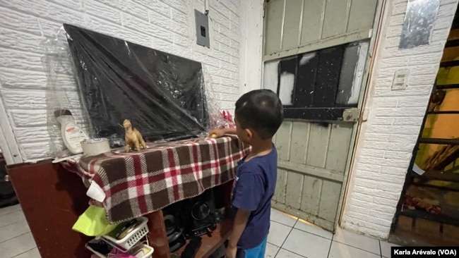 Entre los planes que tiene Estela y César está comprar una casa para asegurar la vivienda de su hijo de cinco años. Foto Karla Arévalo, VOA.
