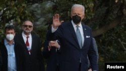 El presidente de los Estados Unidos, Joe Biden, saluda a los medios de comunicación antes de abordar el Marine One