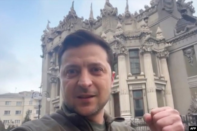 El presidente ucraniano Volodymyr Zelenskyy habla ante una cámara en las calles de Kiev después de la invasión rusa el 26 de febrero de 2022.