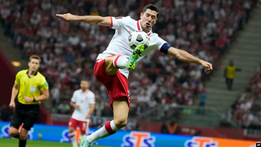 Foto Achiv: Jwe Polone Robert Lewandowski kontwole balon an pandan yon match kalifikasyon pou Mondyal 2022 a ant Poloy ak Anglete nan vil Vasovi, 8 Sept. 2021. 