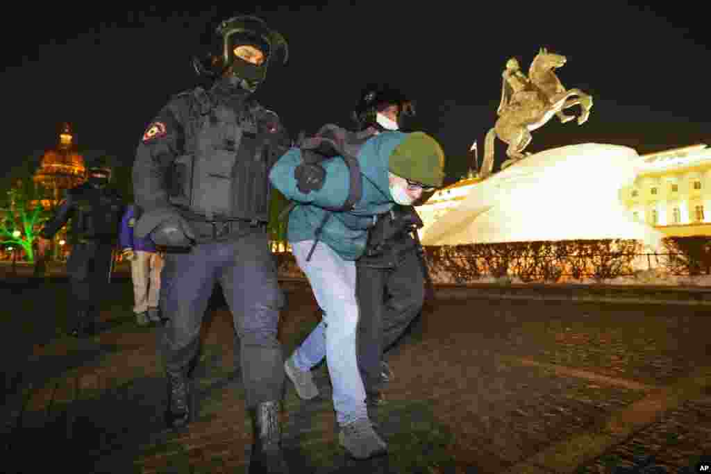 La policía detiene a manifestantes durante una protesta contra el ataque de Rusia a Ucrania, en San Petersburgo, Rusia, el lunes 28 de febrero de 2022. [Foto AP]