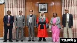 সিইসি এবং অপর চার নির্বাচন কমিশনারকে শপথ পড়ান বাংলাদেশের প্রধান বিচারপতি হাসান ফয়েজ সিদ্দিকী। (ছবি- ইউএনবি) 