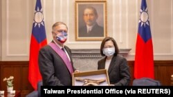 Presiden Taiwan Tsai Ing-wen dan mantan Menteri Luar Negeri AS Mike Pompeo di Taipei, Taiwan, 3 Maret 2022. (Foto: via REUTERS)