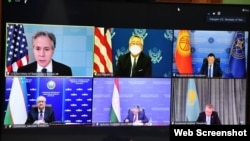 امریکی وزیرِ خارجہ اینٹنی بلنکن وسطی ایشیائی ممالک کے وزرائے خارجہ کے ورچوئل اجلاس سے خطاب کر رہے ہیں۔
