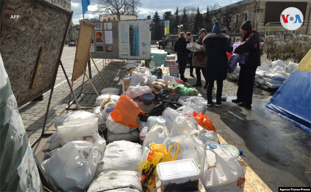 Voluntarios ucranianos recolectan alimentos para los ciudadanos afectados por los bombardeos en Járkov. Según las autoridades, 198 civiles murieron.