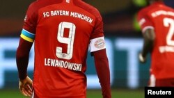 Cầu thủ Robert Lewandowski của câu lạc bộ Bayern Munich, người gốc Ba Lan, đeo băng tay xanh và vàng biểu thị sự ủng hộ dành cho Ukraine.