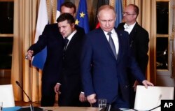 Presiden Rusia Vladimir Putin, kanan, dan Presiden Ukraina Volodymyr Zelenskyy di Istana Elysee, 9 Desember 2019, di Paris. (Foto: Ian Langsdon via AP)