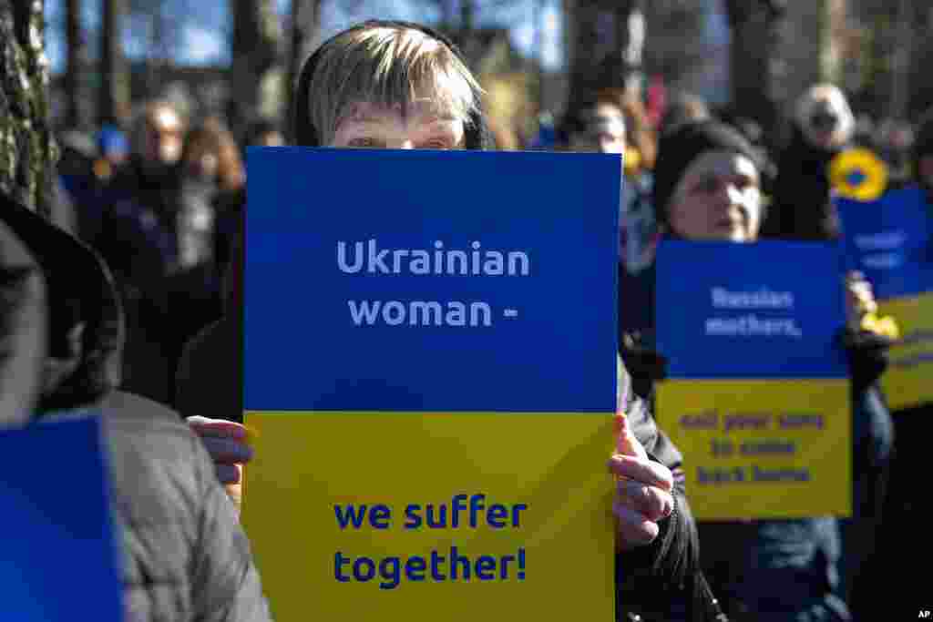 Integrantes de la organización contra la guerra Mujeres de Negro participan en una protesta contra la invasión de Ucrania frente a la embajada rusa en Vilnius, Lituania.