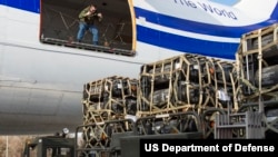 美国空军人员在特拉华州的空军基地装运向乌克兰提供的军事装备（2022年2月10日）