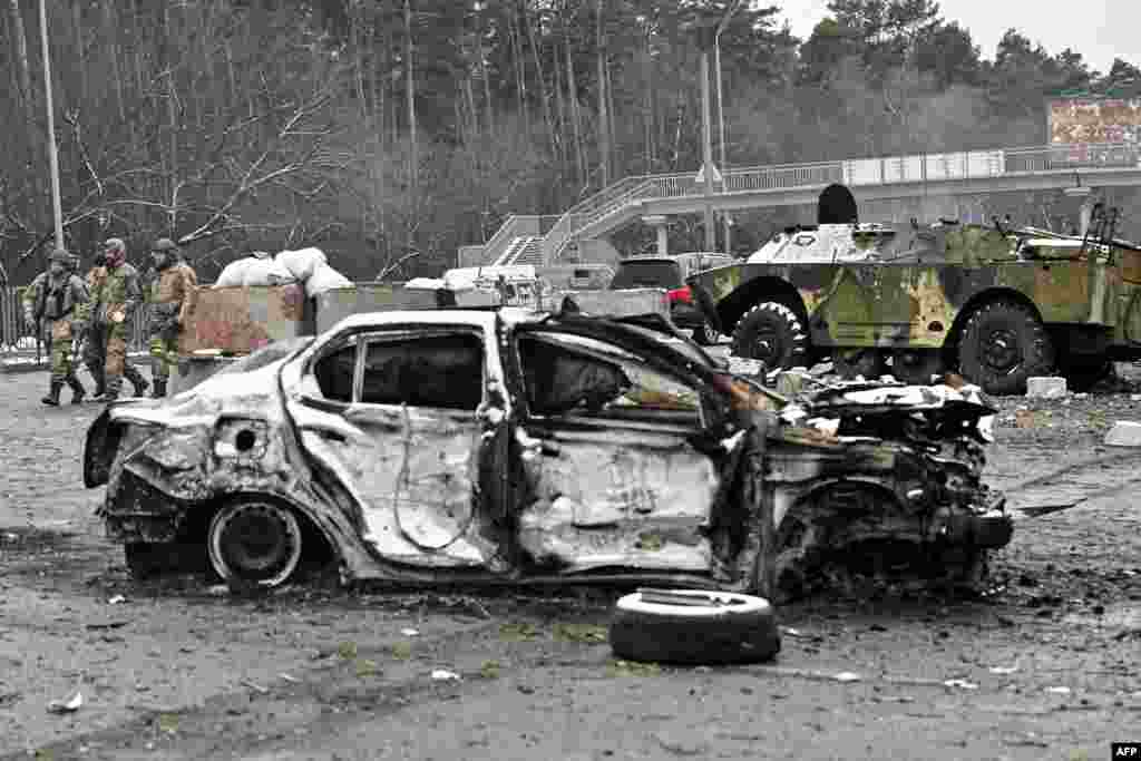 خودروی آسیب دیده در حمله روسیه به حومه کی یف (۱۰ اسفند ۱۴۰۰)