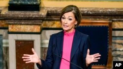 Usibalukhulu we Iowa eMelika uGovernor Kim Reynolds owebandla lamaRepublicans