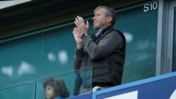 El propietario del Chelsea, Roman Abramovich, celebra los resultados de su equipo en un partido en Londres, en octubre de 2016.