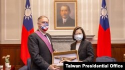 台湾总统蔡英文3月3日颁授美国前国务卿蓬佩奥“特种大绶景星勋章”。（台湾总统府提供）