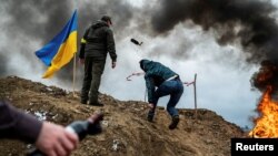 在乌克兰日托米尔，一名平民训练投掷燃烧瓶保卫城市。2022年3月1日
