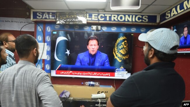 حکومتی وزرا کہتے ہیں کہ وزیرِ اعظم کی جانب سے حالیہ ریلیف پیکج کے اعلان کے بعد اپوزیشن کی کوششوں کو دھچکہ پہنچا ہے۔